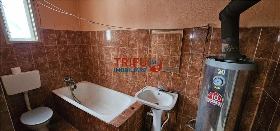 Casă individuală cu 8 camere cu Garaj în Ampoița