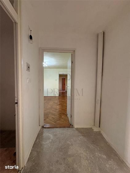 Apartament cu 3 camere semidecomandat în Est