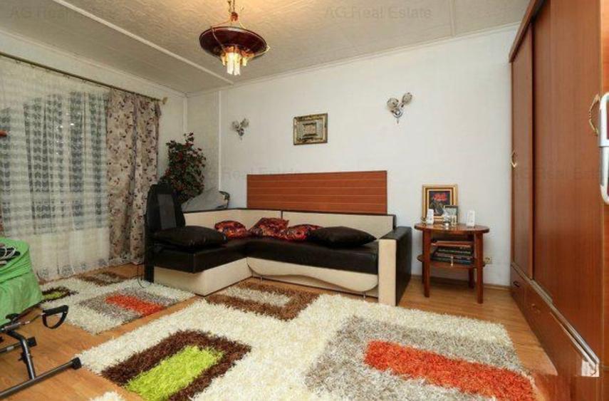 Casă cu 7 camere cu Teren 970 Mp în 1 Decembrie