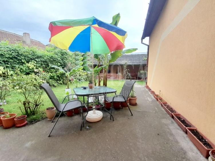 Casă individuală cu 8 camere cu Canalizare în Iosia