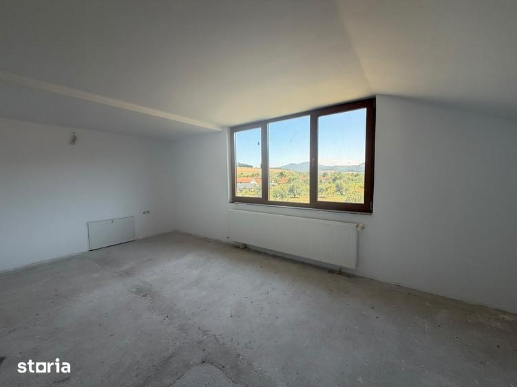 Casă cu 9 camere cu Teren 850 Mp în Brănișca