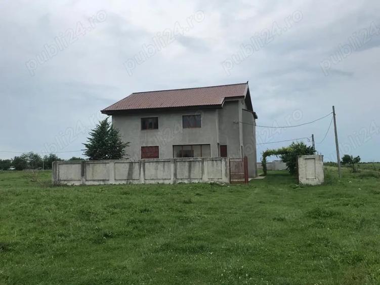 Casă cu 6 camere în Răzvani