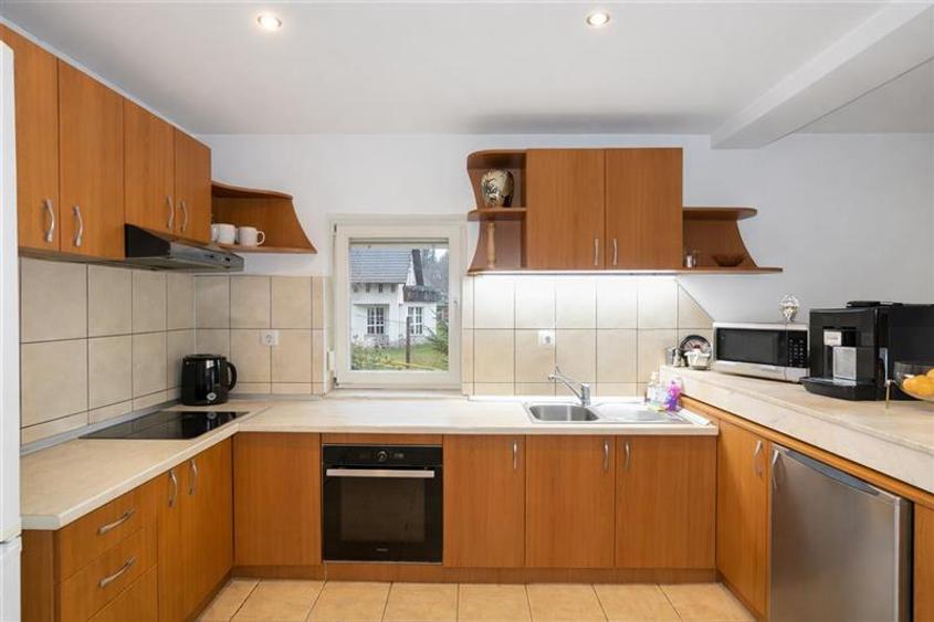 Duplex cu 8 camere cu Canalizare în Central