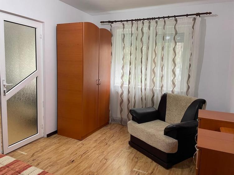 Apartament cu 3 camere semidecomandat, mobilat în Nord