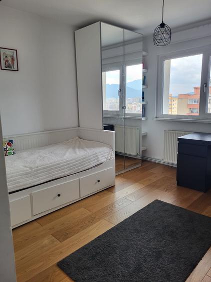 Apartament cu 3 camere decomandat în Exterior Vest
