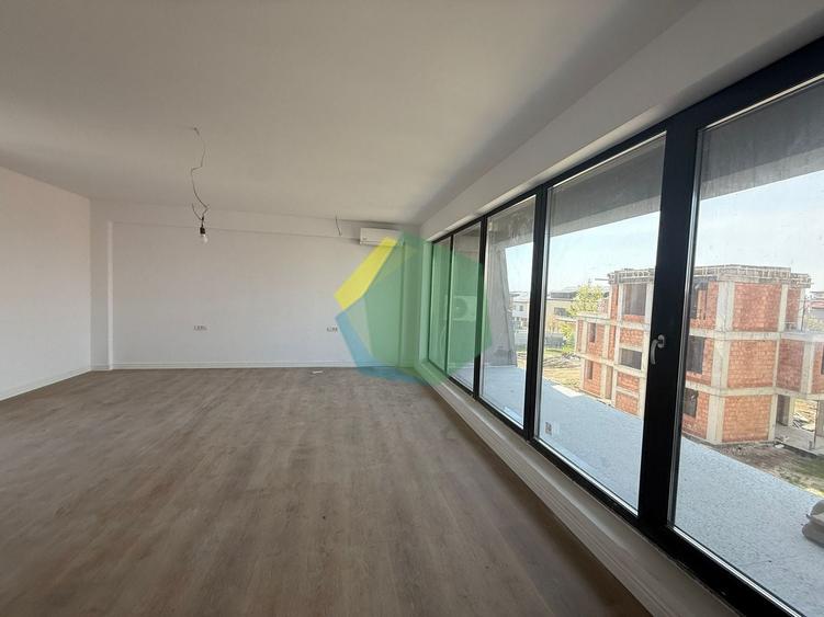Duplex cu 4 camere cu Canalizare în Est