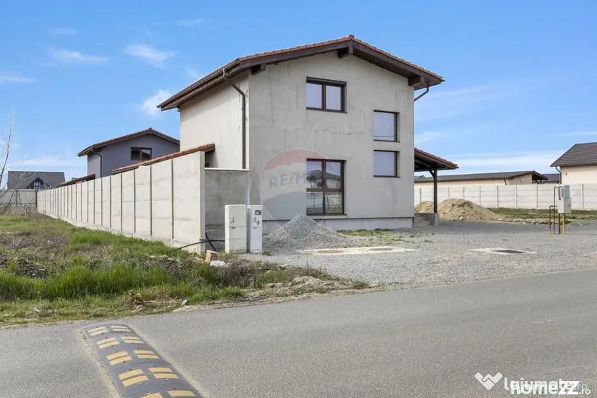 Casă cu 7 camere cu Teren 437 Mp în Livada