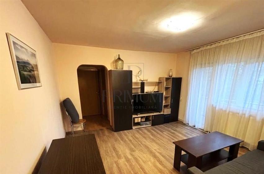 Apartament cu 3 camere semidecomandat, mobilat în Complex Studențesc