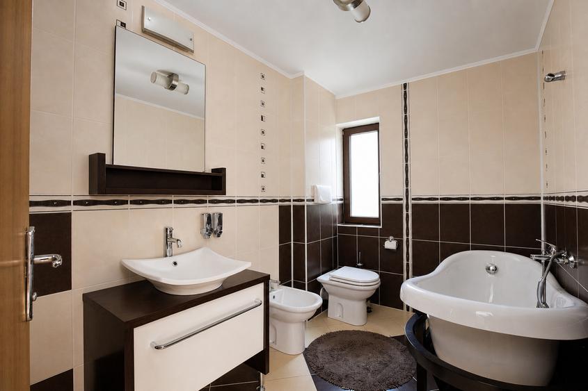 Casă individuală cu 7 camere cu Canalizare în Cioplea