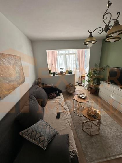 Apartament cu 3 camere semidecomandat, mobilat în Dacia