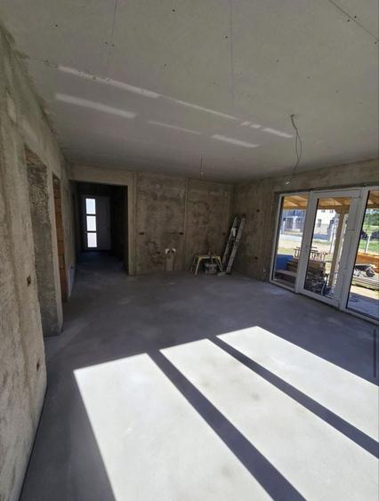 Casă cu 4 camere în Alparea