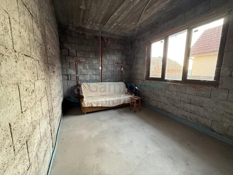 Casă individuală cu 6 camere cu Canalizare în Betfia