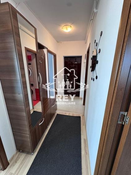 Apartament cu 3 camere semidecomandat, mobilat în Turnișor