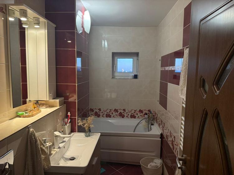 Apartament cu 3 camere decomandat, mobilat în Micro 5