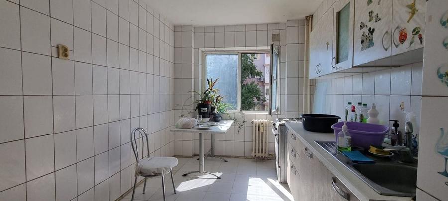 Apartament cu 3 camere decomandat în Drumul Taberei