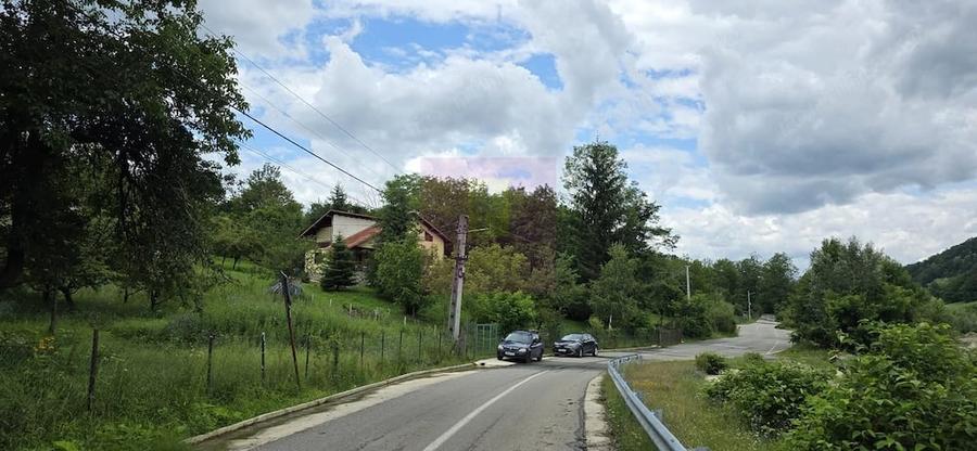 Casă cu 5 camere cu Teren 2200 Mp în Provița de Sus
