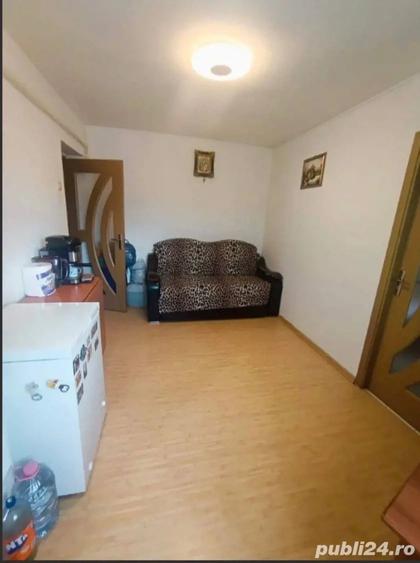 Apartament cu 3 camere semidecomandat în Central