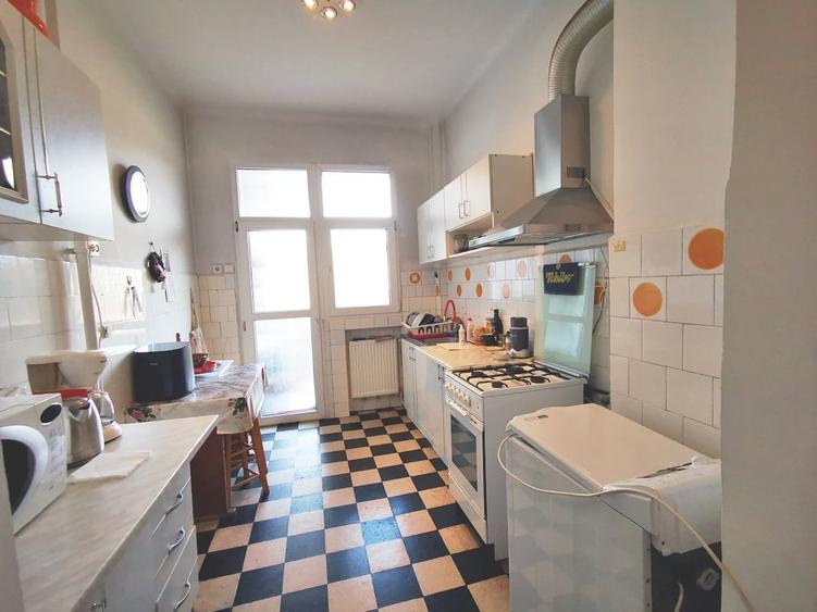 Apartament cu 4 camere semidecomandat în P-ța Rosetti
