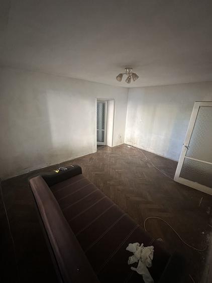 Apartament cu 3 camere semidecomandat în Tractorul