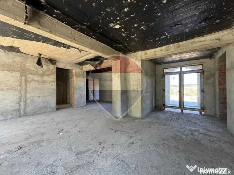 Casă cu 5 camere cu Teren 2781 Mp în Periș