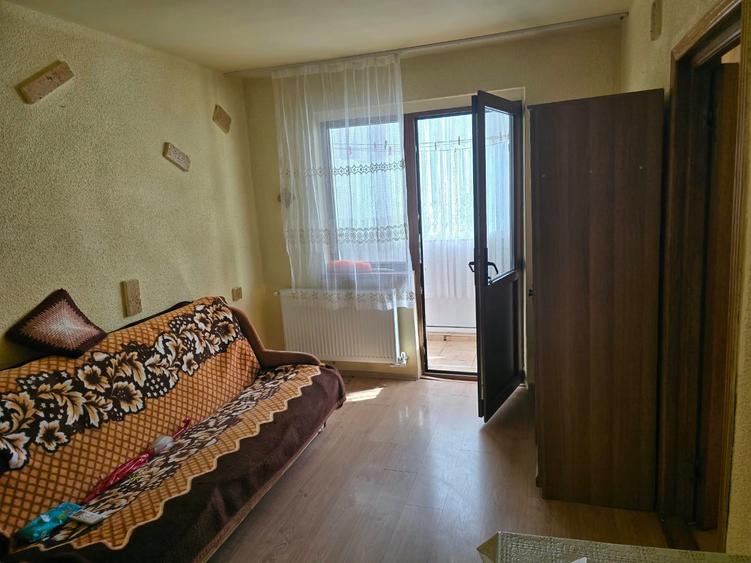 Apartament cu 3 camere semidecomandat în Km 4-5