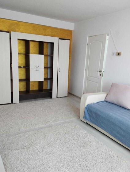 Apartament cu 2 camere semidecomandat în Bucșinescu