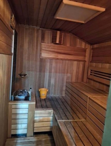 Casă cu 10 camere cu Garaj în Tineretului