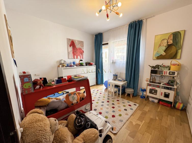 Apartament cu 3 camere semidecomandat, mobilat în Bună Ziua
