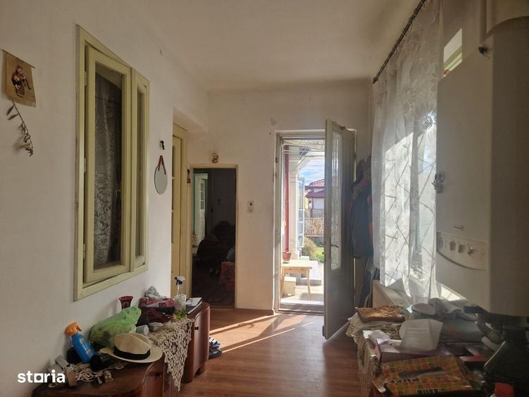 Casă cu 3 camere semidecomandat în Central