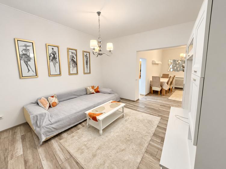 Apartament cu 4 camere semidecomandat în Universitate