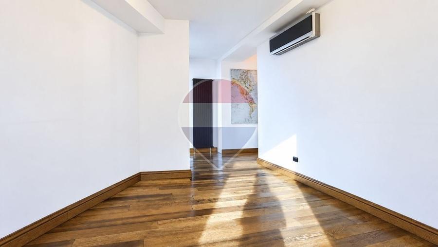 Penthouse cu 4 camere decomandat în Băneasa