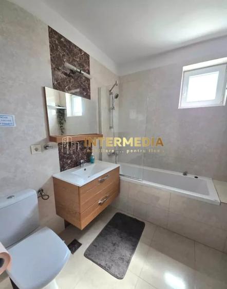 Apartament cu 3 camere decomandat, mobilat în Cetate