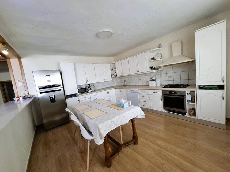 Casă cu 6 camere cu Teren 3150 Mp în Central