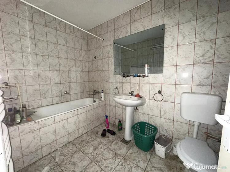 Casă cu 7 camere cu Teren 500 Mp în Iosia