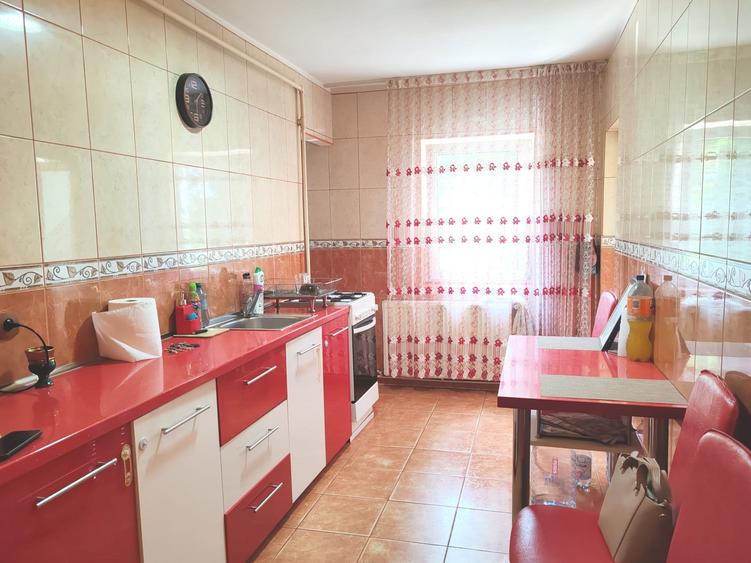 Apartament cu 3 camere semidecomandat în Tractorul