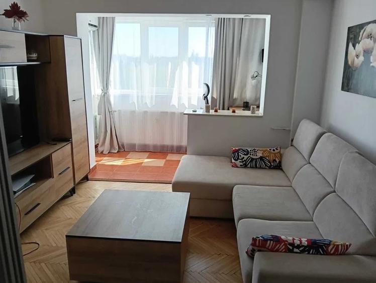 Apartament cu 3 camere decomandat, mobilat în Titan