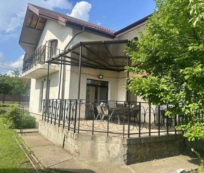 Casă individuală cu 6 camere în Central
