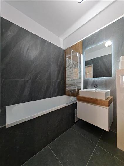 Apartament cu 3 camere decomandat, mobilat în Tractorul