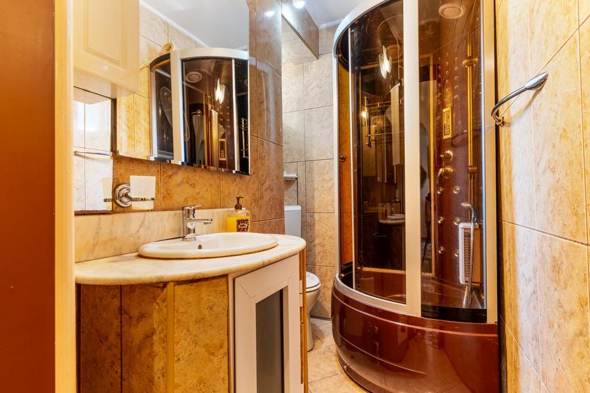 Apartament cu 3 camere semidecomandat, mobilat în Plopilor