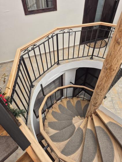 Apartament cu 4 camere decomandat în Schei