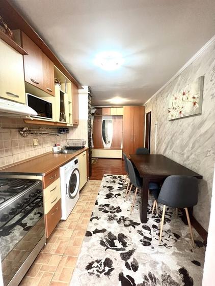 Apartament cu 3 camere decomandat în Nicolina