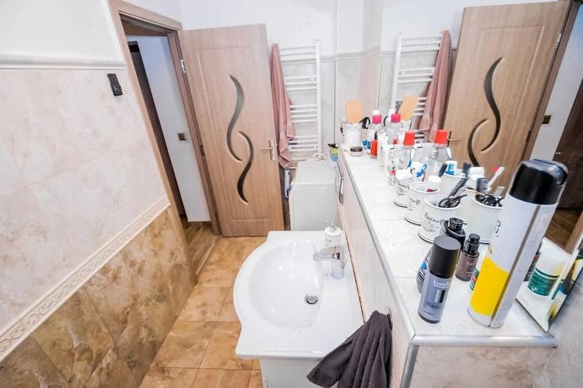 Apartament cu 3 camere decomandat în Girocului
