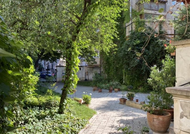 Casă individuală cu 15 camere cu Canalizare în Universitate
