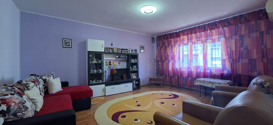 Apartament cu 3 camere decomandat în