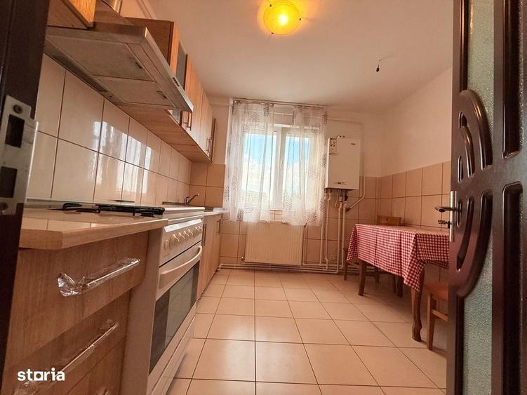 Apartament cu 3 camere decomandat în Podu Roș