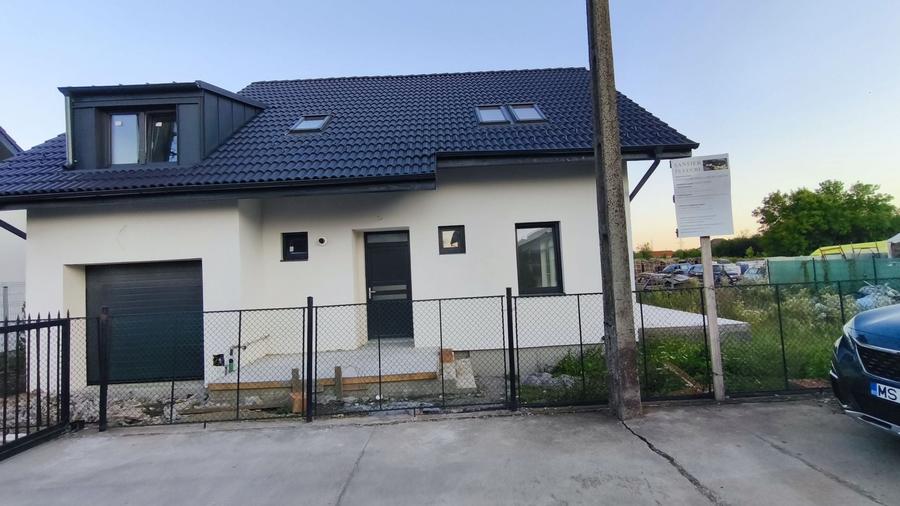 Casă individuală cu 4 camere cu Canalizare în Unirii