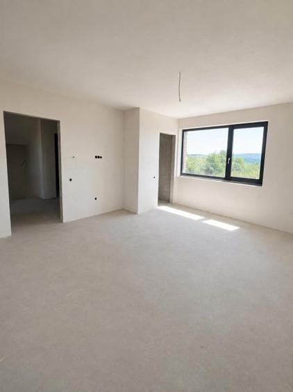 Casă individuală cu 5 camere cu Teren 450 Mp în Dezmir