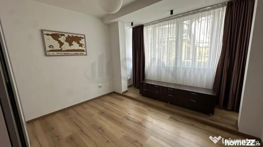 Apartament cu 3 camere semidecomandat în Cișmigiu