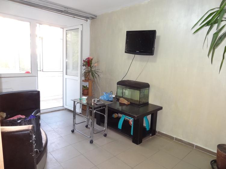 Apartament cu 3 camere nedecomandat în Km 4-5