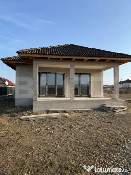 Casă cu 3 camere cu Teren 270 Mp în Petrești